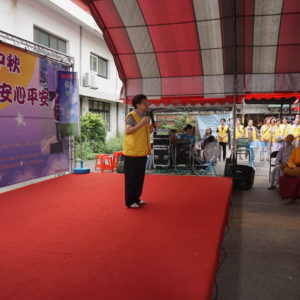 佛教正心會公益關懷 執行長陳和慧師姐代表正心會致詞,近二十位義工協助物資發放,廣結善緣