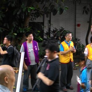短短幾公尺的距離,佛號聲此起彼落 短短幾公尺的距離,佛號聲此起彼落