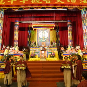 20161016師姐們親切地發送薈供糖果給與會信眾,祈願福慧圓滿早日成就 20161016師姐們親切地發送薈供糖果給與會信眾,祈願福慧圓滿早日成就