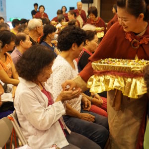 20161016師姐們親切地發送薈供糖果給與會信眾,祈願福慧圓滿早日成就 20161016師姐們親切地發送薈供糖果給與會信眾,祈願福慧圓滿早日成就