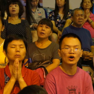 20161016與會善信隨著莊嚴祥和的梵唄聲,深受觀世音菩薩的加持,法喜充滿 20161016與會善信隨著莊嚴祥和的梵唄聲,跟著持誦六字大明咒
深受觀世音菩薩的加持