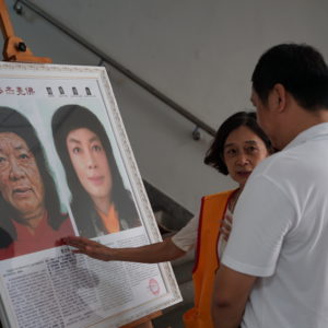師姐正在為信眾說明此張佛陀聖照的殊勝不可思議