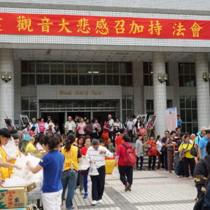 法會圓滿，信眾法喜充滿，滿載而歸