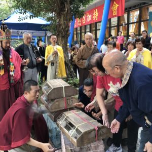 恭誦《六字大明咒》，與信眾一同放生