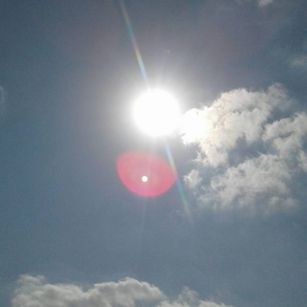 佛光平等無私地如太陽一樣普照大地，加持每個人!
