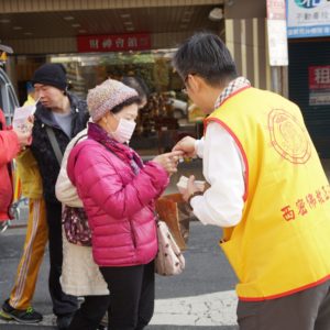 卓總會長及黃副會長將四臂觀音唐卡送到每個來參加尾牙的寒士手上