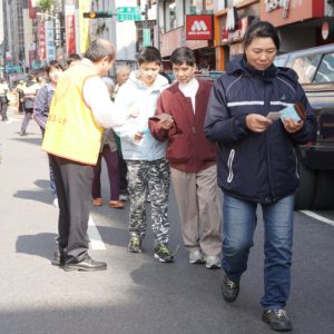 卓總會長及黃副會長將四臂觀音唐卡送到每個來參加尾牙的寒士手上