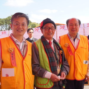 本會卓總會長(右一)、台北總會黃副會長(左一)與創辦人曹老先生(中)合照