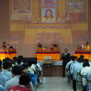 黃校長致詞:感謝主辦學生的辛苦及本會多年的付出,讓嘉中學生在學測中都能得到助益,成績一路長紅 黃校長致詞:感謝主辦學生的辛苦及本會多年的付出,讓嘉中學生在學測中都能得到助益,成績一路長紅
