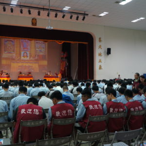 學生們虔誠禮佛讚佛 學生們虔誠禮佛讚佛