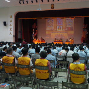本會來自台南、高雄各地的義工師兄姊虔誠禮佛讚佛 本會來自台南、高雄各地的義工師兄姊虔誠禮佛讚佛