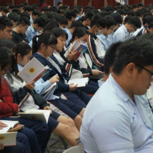 學生們恭誦《金剛瑜珈圓滿法》 學生們恭誦《金剛瑜珈圓滿法》
