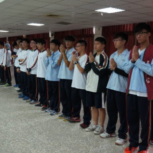 嘉中義工學生,雖然有任務在身,但仍誠心合掌祈求 嘉中義工學生,雖然有任務在身,但仍誠心合掌祈求