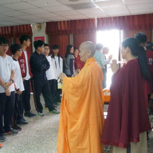 法會圓滿後,由出家法師發送加持糖果,讓所有參與學生福慧圓滿 法會圓滿後,由出家法師發送加持糖果,讓所有參與學生福慧圓滿
