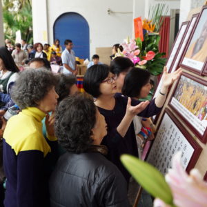 在法會現場展有因海老和尚示現圓寂後神變的聖蹟的兩張法相對比照和早年的法相以及對聯和旺扎上尊書作的讚頌偈,信眾聞聽後嘖嘖稱奇讚嘆 在法會現場展有因海老和尚示現圓寂後神變的聖蹟的兩張法相對比照和早年的法相以及對聯和旺扎上尊書作的讚頌偈,信眾聞聽後嘖嘖稱奇讚嘆