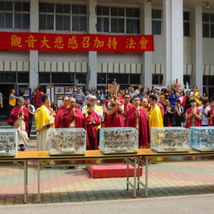 法會的最後主法仁波且帶領信眾作放生結行,法會共放生近千隻小鳥及10萬多尾地龍。祈願大家衣食無缺,吉祥永昌,國泰民安,世界和平,修學佛法,成就解脫 法會的最後主法仁波且帶領信眾作放生結行,法會共放生近千隻小鳥及10萬多尾地龍。祈願大家衣食無缺,吉祥永昌,國泰民安,世界和平,修學佛法,成就解脫