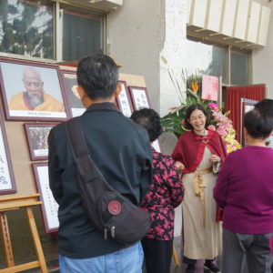 在法會現場展有因海老和尚示現圓寂後神變的聖蹟的兩張法相對比照和早年的法相以及對聯和旺扎上尊書作的讚頌偈,信眾聞聽後嘖嘖稱奇讚嘆 在法會現場展有因海老和尚示現圓寂後神變的聖蹟的兩張法相對比照和早年的法相以及對聯和旺扎上尊書作的讚頌偈,信眾聞聽後嘖嘖稱奇讚嘆
