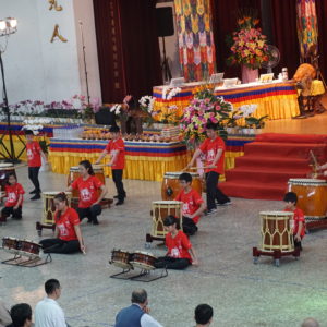 伎樂供佛……法會開始由「暘太鼓」帶來振奮人心的太鼓表演,小鼓手的賣力演出,奪得大眾一致好評 伎樂供佛…… 法會開始由「暘太鼓」帶來振奮人心的太鼓表演,小鼓手的賣力演出,奪得大眾一致好評