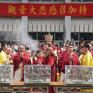 法會的最後主法仁波且帶領信眾作放生結行,法會共放生近千隻小鳥及10萬多尾地龍。祈願大家衣食無缺,吉祥永昌,國泰民安,世界和平,修學佛法,成就解脫 法會的最後主法仁波且帶領信眾作放生結行,法會共放生近千隻小鳥及10萬多尾地龍。祈願大家衣食無缺,吉祥永昌,國泰民安,世界和平,修學佛法,成就解脫
