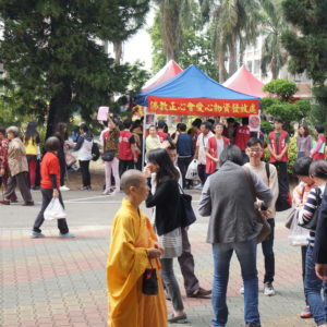 秉持「大悲行願 無處不現」的精神,在法會圓滿後,提供愛心禮券及民生物資,捐贈給嘉義高中附近弱勢家庭及老人,讓他們感受到關懷的溫暖 秉持「大悲行願 無處不現」的精神,在法會圓滿後,提供愛心禮券及民生物資,捐贈給嘉義高中附近弱勢家庭及老人,讓他們感受到關懷的溫暖
