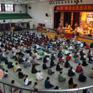 悠揚的梵唄聲中 法會開始 悠揚的梵唄聲中 法會開始