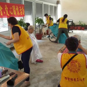 高雄市安養中心關懷老人整理儀容 高雄市安養中心關懷老人整理儀容