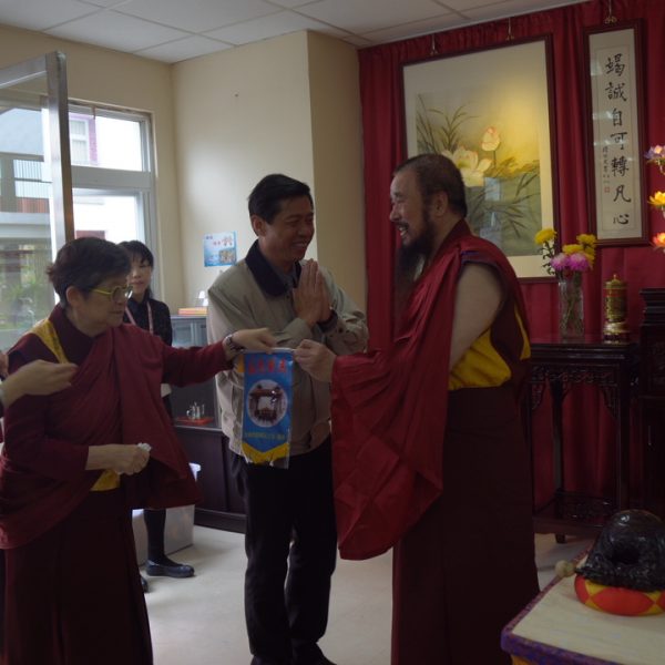 榮民之家主任楊長政先生熱情歡迎我們的到來,並致贈感謝獎旗給本會 榮民之家主任楊長政先生熱情歡迎我們的到來,並致贈感謝獎旗給本會