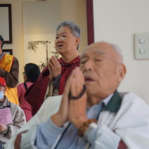 頭髮眉毛全都花白的伯伯們,原本有點遲滯的樣子,隨著梵唄恭敬地念佛,每個人臉上都泛出了光彩 頭髮眉毛全都花白的伯伯們,原本有點遲滯的樣子,隨著梵唄恭敬地念佛,每個人臉上都泛出了光彩