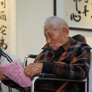 頭髮眉毛全都花白的伯伯們,原本有點遲滯的樣子,隨著梵唄恭敬地念佛,每個人臉上都泛出了光彩 頭髮眉毛全都花白的伯伯們,原本有點遲滯的樣子,隨著梵唄恭敬地念佛,每個人臉上都泛出了光彩