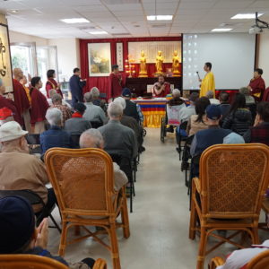 本會指導金剛上師 恆性嘉措仁波且,特別到榮家現場為榮民伯伯加持祈福 本會指導金剛上師 恆性嘉措仁波且,特別到榮家現場為榮民伯伯加持祈福