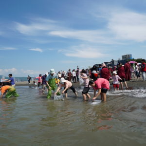 上千信眾及義工參與放流法會將袋中的魚以符合漁業署標準放流方式，使二十多萬尾烏魚，黃鰭鯛魚苗自由地由袋中游出返回淡水河