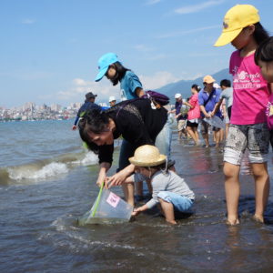 許多家長帶小孩一起參與放流法會