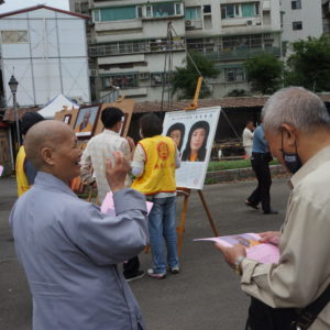 出家比丘尼向寒士們介紹佛法的殊勝，H.H.第三世多杰羌佛返老回春法照真實不虛事蹟