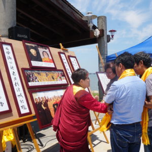 在八里放生法會現場，向不丹來的朋友講述「南無第三世多杰羌佛返老回春照」，及「因海公聖尊圓寂後以肉身大神變」所創下的佛史新聖蹟