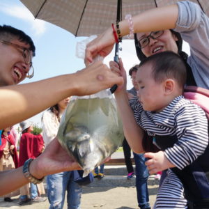 許多家長帶小孩一起參與放流法會