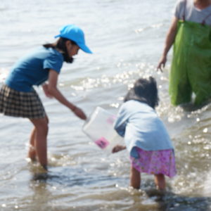 許多家長帶小孩一起參與放流法會