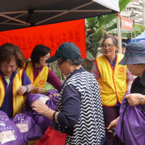 義工們依照H.H.第三世多杰羌佛教戒，落實佈施於實際行動，將健康包送到寒士手裡
