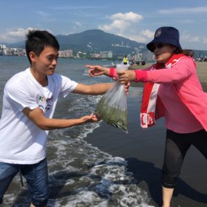 本會所舉辦的放流活動都是以符合漁業署標準放流方式， 使二十多萬尾烏魚，黃鰭鯛魚苗自由地由袋中游出返回淡水河