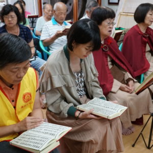 信眾們聚精會神地恭誦《地藏菩薩本願經》