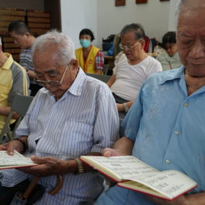 伯伯們聚精會神地恭誦《佛說阿彌陀經》
並迴向一生奉獻給國家的先亡同儕