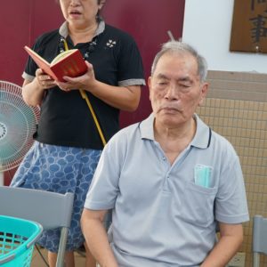 伯伯、阿姨們恭誦《佛說阿彌陀經》