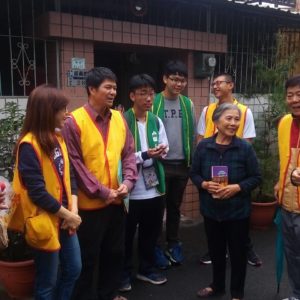 和老人家們話家常，表達我們誠摯的關心