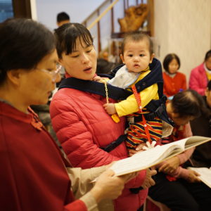 小嬰兒也乖乖地與父母一起誦經 小嬰兒也乖乖地與父母一起誦經