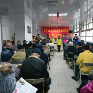 在出家比丘尼師姐的帶領下恭誦南無觀世音菩薩聖號,將此功德迴向給近日在花蓮受災的六道眾生,也迴向給在場的所有榮民伯伯。祈願國泰民安,世界和平 在出家比丘尼師姐的帶領下恭誦南無觀世音菩薩聖號,將此功德迴向給近日在花蓮受災的六道眾生,也迴向給在場的所有榮民伯伯。祈願國泰民安,世界和平