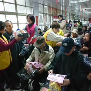執行長、比丘尼師姐及王鴻薇議員將物資一包一包親手送給榮民伯伯,一聲阿彌陀佛,一句關懷,帶來我們的祝福 執行長、比丘尼師姐及王鴻薇議員將物資一包一包親手送給榮民伯伯,一聲阿彌陀佛,一句關懷,帶來我們的祝福