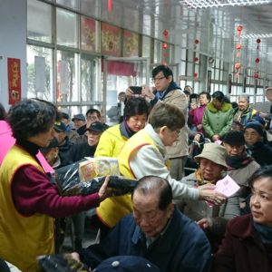 執行長、比丘尼師姐及王鴻薇議員將物資一包一包親手送給榮民伯伯,一聲阿彌陀佛,一句關懷,帶來我們的祝福 執行長、比丘尼師姐及王鴻薇議員將物資一包一包親手送給榮民伯伯,一聲阿彌陀佛,一句關懷,帶來我們的祝福