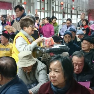 執行長、比丘尼師姐及王鴻薇議員將物資一包一包親手送給榮民伯伯,一聲阿彌陀佛,一句關懷,帶來我們的祝福 執行長、比丘尼師姐及王鴻薇議員將物資一包一包親手送給榮民伯伯,一聲阿彌陀佛,一句關懷,帶來我們的祝福