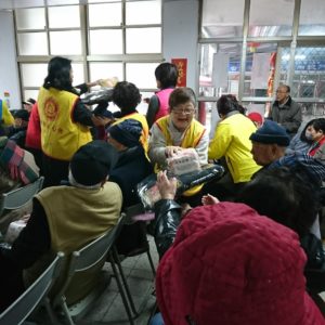 執行長、比丘尼師姐及王鴻薇議員將物資一包一包親手送給榮民伯伯,一聲阿彌陀佛,一句關懷,帶來我們的祝福 執行長、比丘尼師姐及王鴻薇議員將物資一包一包親手送給榮民伯伯,一聲阿彌陀佛,一句關懷,帶來我們的祝福