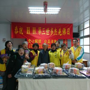 義工師兄姊一大早來到山腰上的大我新舍,關懷每一位榮民伯伯 義工師兄姊一大早來到山腰上的大我新舍,關懷每一位榮民伯伯