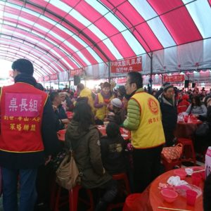 黃副會長及沈副會長逐桌發送愛心紅包，祝福大家新年快樂，轉業轉運!